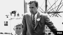 Atamla "Əqrəb" adlı ilk və inqilabi offşor platformasının açılışında, 1956. Zapata neft şirkətində qazandığı təcrübə Buşun lider kimi xarakterini formalaşdırmaqda mühüm rol oynadı.