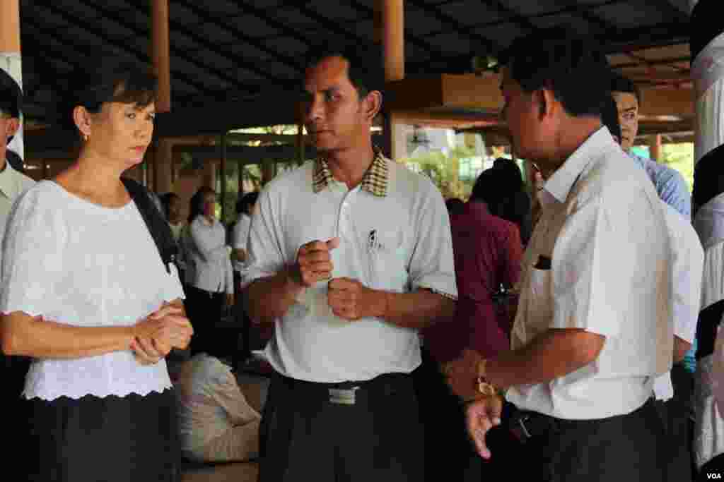 លោកស្រី មូរ សុខហួរ (ឆ្វេង)​​នៃ​គណបក្ស​សង្គ្រោះ​ជាតិ និង​លោក អំ សំអាត (កណ្តាល) មន្ត្រី​សិទ្ធិ​មនុស្ស​អង្គការ​លីកាដូ​​ចូល​រួម​គោរព​វិញ្ញាណក្ខន្ធ​សព លោក​ចាន់​ សុវ៉េត​ មន្ត្រី​ស៊ើបអង្កេតសិទ្ធិ​មនុស្ស​កាល​ពី​​ថ្ងៃ​ទី​១១ ខែ​ធ្នូ ឆ្នាំ​២០១៤។ (នូវ ពៅលក្ខិណាVOA)