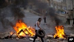 Myanmar Air force helicopter brings journalists to mass grave sites near Yebawkya village, Kamaungseik Township in Maungdaw District, Northern Rakhine State, Sept. 27, 2017. (Moe Zaw and Sithu Naing/VOA Burmese)