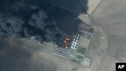 Kebakaran di depot minyak yang sebelumnya terkena serangan drone Ukraina di dekat Proletarsk, Rusia, Senin, 19 Agustus 2024. (Ilustrasi/Planet Labs PBC via AP)