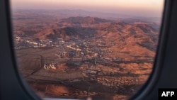 지난 2016년 11월 북한 평양 주변 상공에서 촬영한 산과 마을.