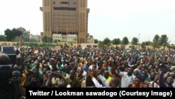 Plusieurs milliers de personnes rassemblées sur la place de la Nation manifestent contre l’inaction devant les attaques jihadistes, à Ouagadougou, Burkina Faso, 29 septembre 2018. (Twitter/Lookman sawadogo)