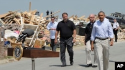 Presiden AS Barack Obama mengunjungi kota Vilonia, negara bagian Arkansas yang hancur dilanda topan, Rabu (7/5).