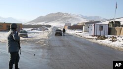 Polisi Afghanistan berjaga di pos pemeriksaan di jalan Kabul-Bamiyan, pinggiran kota Maidan Shahr, ibukota provinsi Wardak, 9 Januari 2014. (Foto: dok).