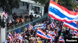 Para demonstran anti pemerintah melakukan unjuk rasa di depan kantor bea cukai di Bangkok, Thailand (foto: dok). Kondisi keuangan keluarga Thailand ikut terkena dampaknya, akibat kebuntuan politik yang berkelanjutan. 