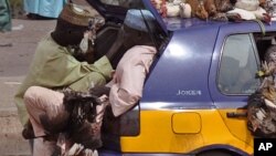 Wata mota dauke da jama’a 