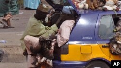 Wata mota dauke da jama’a tayi kokarin arcewa daga tashe-tashen hankula a birnin Maiduguri. 