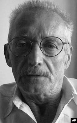 រូបឯកសារ៖ ពលរដ្ឋ​អាមេរិក​លោក​ Ron Abney ​នៃ​វិទ្យាស្ថាន​សាធារណរដ្ឋ​អន្តរជាតិ បាន​រង​របួស​ក្នុងពេល​កំពុង​សង្កេត​មើល​ការ​តវ៉ាដែលធ្វើឡើងនៅភ្នំពេញ ថ្ងៃទី ៣០ ខែមីនា ឆ្នាំ ១៩៩៧។