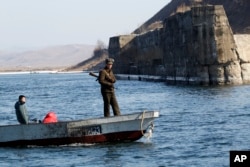 行驶在中国辽宁省丹东附近鸭绿江上的朝鲜船只。（2016年2月9日）