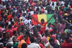 Très peu de masques en vue lors du retour des exilés politiques à Conakry, en Guinée, le 18 septembre 2021.
