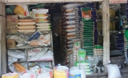 Penjual beras di pasar tradisional di Surabaya (Foto: VOA/ Petrus Riski)