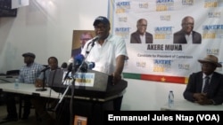 Le candidat Akere Muna en conférence de presse sur la déclaration de ses biens à Yaoundé, le 1er octobre 2018. (VOA/Emmanuel Jules Ntap)