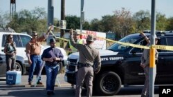Pripadnici isnaga bezbednosti u blizini Prve baptističke crkve u Sauterlend Springsu, nakon fatalne pucnjave, 5. novembra 2017, Teksas.