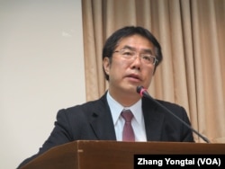 台湾在野党民进党立委黄伟哲 (美国之音张永泰拍摄)