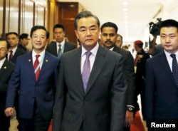 Menteri Luar Negeri China Wang Yi tiba dalam pertemuan menlu-menlu ASEAN di Kuala Lumpur, Malaysia (4/8.