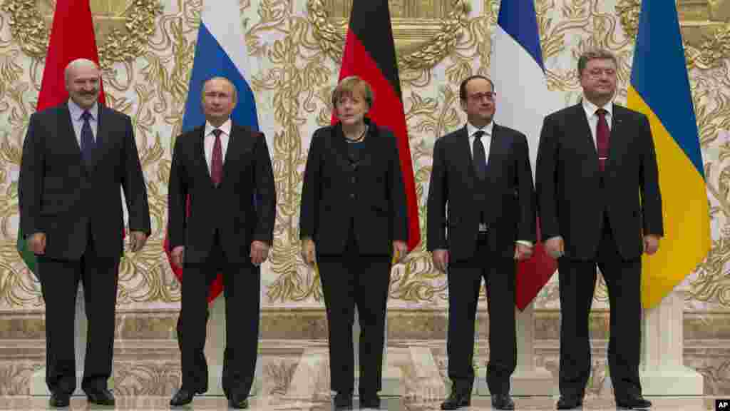 From left, Belarusian President Alexander Lukashenko, Russian President Vladimir Putin, German Chancellor Angela Merkel, French President Francois Hollande and Ukrainian President Petro Poroshenko pose during a break in their peace talks in Minsk, Belarus