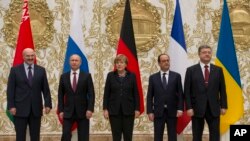 ពី​ខាង​ឆ្វេង​៖ ប្រធានាធិបតី​បេឡារុស​លោក​ Alexander Lukashenko ប្រធានាធិបតី​រុស្ស៊ី​លោក​ Vladmir Putin អធិការបតី​អាល្លឺម៉ង់ លោកស្រី​ Angela Merkel ប្រធានាធិបតី​បារាំង​លោក​ Francois Hollande និង​ប្រធានាធិបតី​អ៊ុយក្រែន​លោក Petro Poroshenko ថតរូប​នៅ​អំឡុងពេល​សម្រាក​ក្នុងកិច្ចពិភាក្សា​នៅ​ក្រុង ​Minsk ប្រទេសបេឡារុស។