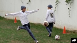 Foto bertanggal 21 Mei 2012 ini menunjukkan anggota tim sepakbola putri Arab Saudi sedang berlatih di Riyadh, Arab Saudi. (Foto: dok.)