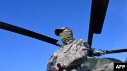 Հրամանատար Անդրեյը Լվովում վարժանքների ժամանակ կանգնած է Մի-8 ռազմական ուղղաթիռի կողքին