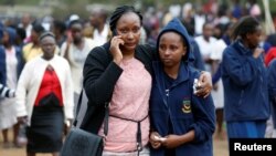 Un parent embrasse sa fille après l’incendie au dortoir du lycée Moi à Nairobi, Kenya, 2 septembre 2017. 