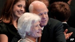 جان مک‌کین مادر خود را در کارزار انتخاباتی ۲۰۰۸ در آغوش گرفته است
