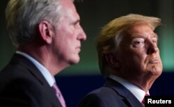 케빈 매카시 미 하원의장(사진 왼쪽)이 지난 2020년 도널드 트럼프 전 대통령과 함께 있는 모습. (자료 사진)