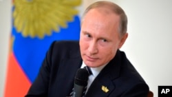 Presiden Rusia Vladimir Putin berbicara kepada para jurnalis Rusia dalam konferensi pers KTT BRICS di Goa, India (16/10). 