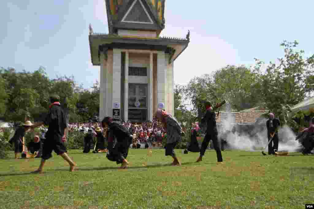 សិស្ស​សាលា​វិចិត្រ​សិល្បៈ​សម្ដែង​​ការ​ធ្វើ​ទារុណ​កម្ម​នៃ​របប​ប៉ុល ពត​​នៅ​វាលពិឃាដ​ជើងឯកនៃ​រាជធានី​ភ្នំពេញ​​នៅ​ថ្ងៃ​ទី​២០​ឧសភា ២០១៦​នេះ​ដើម្បី​រំលឹក​ដល់​​វិញ្ញានក្ខ័ណ្ឌ​អ្នក​ដែល​ស្លាប់​នៅ​របប​ប្រល័យ​ពូជសាសន៏​ចាប់​ពី​ឆ្នាំ​១៩៧៥​ដល់​១៩៧៩​។&nbsp;