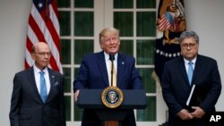 도널드 트럼프 미국 대통령이 지난 11일 백악관에서 윌버 로스 상무장관과 윌리엄 바 법무장관이 지켜보는 가운데 인구조사(센서스)와 관련해 연설하고 있다. 