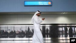 Seorang pekerja menggunakan ponselnya di bandara internasional Al Maktoum di Dubai, UEA (foto: ilustrasi). 