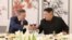 Presiden Korea Selatan Moon Jae-in bersama Pemimpin Korea Utara Kim Jong-un dalam jamuan santap siang di Samjiyon Guesthouse, provinsi Ryanggang, Korea Utara, 20 September 2018.