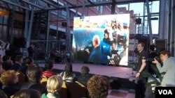 俄中东线天然气管道俄方境内部分去年秋季开工。两国工商界春季在莫斯科的一次活动上，播放了管道开工仪式视频，普京总统参加。（美国之音白桦拍摄）