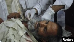 Seorang korban ledakan bom di wilayah Bajaur, Pakistan, dilarikan ke rumahsakit di Peshawar untuk mendapatkan perawatan (4/5). Sedikitnya 20 orang tewas dalam insiden di dekat pos polisi tersebut.