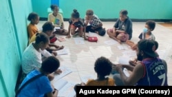 FILE - Anak-anak Papua belajar bersama guru relawan dari Gerakan Papua Mengajar. (Foto: Courtesy/Agus Kadepa GPM)