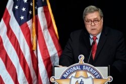 피난처 도시들을 겨냥해 소송을 제기한다고 발표하는 윌리엄 바 미 법무장관