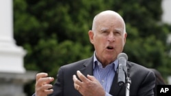 Gubernur California Jerry Brown berbicara kepada peserta pawai hak-hak korban, 9 April 2018, di Sacramento, California.
