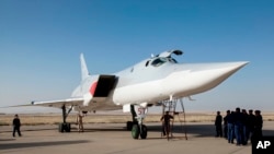 Pesawat Tu-22M3 milik Rusia di lapangan udara militer dekat Hamedan, Iran (15/8). 