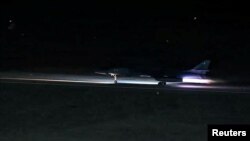 미 중부사령부가 2일 공개한 미 군용기 출격 장면.