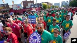 전미자동차노조(UAW) 조합원들이 4일 디트로이트에서 열린 노동절 행사에서 행진하고 있다.