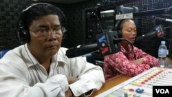 លោក​ ចាន់ សុវ៉េត​ (ឆ្វេង) មន្ត្រី​​សិទ្ធិ​​មនុស្ស​​ដ៏​ល្បីល្បាញ​​ក្នុង​​​ប្រទេស​​កម្ពុជា កាលពី​លោក​នៅ​មាន​ជីវិត​ហើយ​បាន​ចូលរួម​ជា​វាគ្មិន​​ក្នុង​​កម្មវិធី​ហេឡូ​​វីអូអេ។