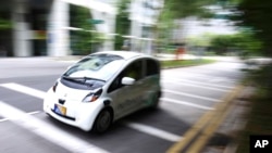 Kendaraan tanpa kemudi dalam uji coba di Singapura (24/9). (AP/Yong Teck Lim)