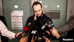 Joshua Boyle memberikan keterangan kepada media, setibanya di bandara internasional Toronto Pearson bersama isteri dan tiga anaknya, di Toronto, Ontario, Kanada, 13 Oktober 2017. Joshua Boyle sekeluarga diculik selama hampir lima tahun di Afghanistan oleh Taliban yang beraliansi dengan jaringan Haqqani. 