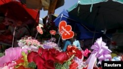 រូប​ឯកសារ៖ ផ្កា​​ត្រូវ​បាន​គេ​ដាក់​លក់​ក្នុង​​ទិវា Valentine's Day ឬ ទិវា​បុណ្យ​នៃ​ក្តី​ស្រឡាញ់នៅ​ផ្សារ​មួយ​កន្លែង​ក្នុង​រាជធានី​ភ្នំពេញ​កាល​ពី​ថ្ងៃ​ទី ១៤ ខែ​កុម្ភៈ ឆ្នាំ​២០១៦។ (Reuters)