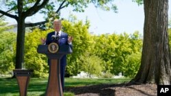 조 바이든 대통령이 27일, 백악관 북쪽 뜰에서 CDC의 새로운 마스크 지침에 관해 설명하고 있다. 