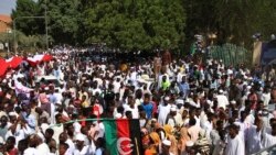 Kelompok warga Sudan yang mendukung pihak militer melakukan unjuk rasa di luar istana kepresidenan di Khartoum pada 16 Oktober 2021. Mereka menuntut penghapusan pemerintahan transisi. (Foto: AP/Marwan Ali)