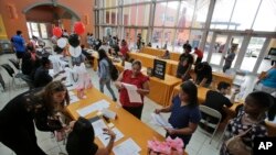 美国求职者在迈阿密的一个人才招聘会寻找工作(2015年10月6日)