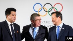 지난 1월 토마스 바흐 IOC 위원장(가운데)과 도종환 한국 문화체육관광부 장관(오른쪽), 김일국 북한 체육상이 스위스 로잔 ICO 본부에서 북한의 평창올림픽 참가에 관한 회의 결과를 발표하고 있다. (자료사진)