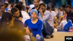 Para migran menunggu untuk menyeberang ke Kroasia (A. Tanzeem/VOA)