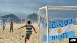 Navijači Argentine igraju fudbal na Kopakabani