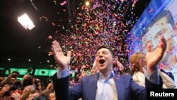 볼로디미르 젤렌스키 우크라이나 대선 후보가 21일 대선 결선투표 출구조사에서 페트로 포로셴코 현 대통령을 크게 앞선 후 환호하고 있다.